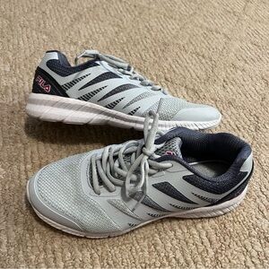 Women’s Fila gray and pink memory foam tennis shoes size 9